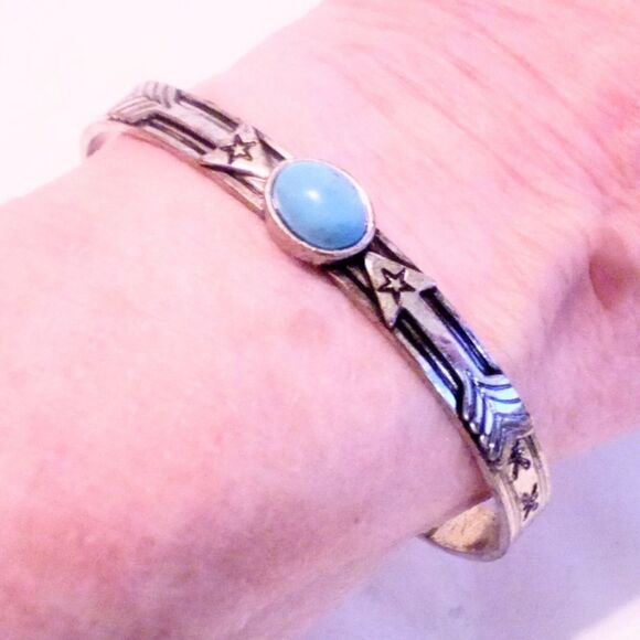 Vintage Southwestern Inspired Silver Tone Howlite Cuff Bracelet * - Picture 3 of 4